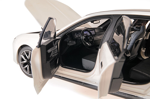 BMW i7 M70 G70 2024 white metallic 1:18 Minichamps