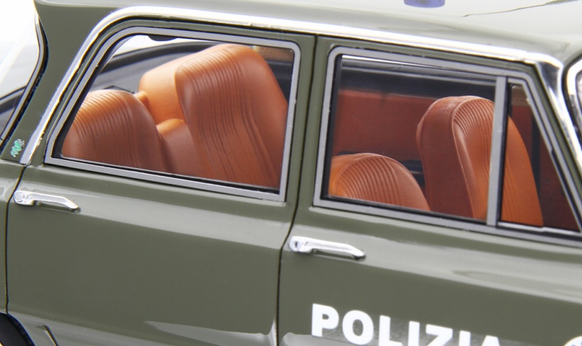 Alfa Romeo Giulia Super 1969 *Polizia* green 1:18 Laudoracing Model