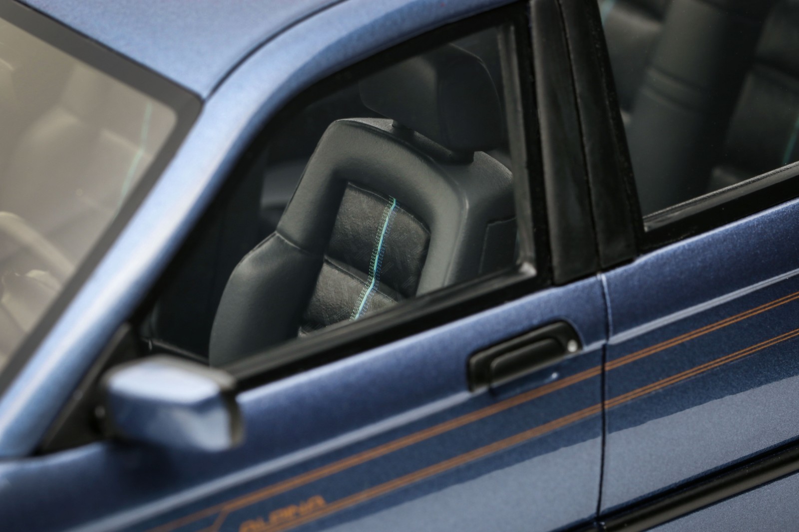 BMW Alpina B6 2.8 1992 Alpina blue metallic 1:18 OttOmobile