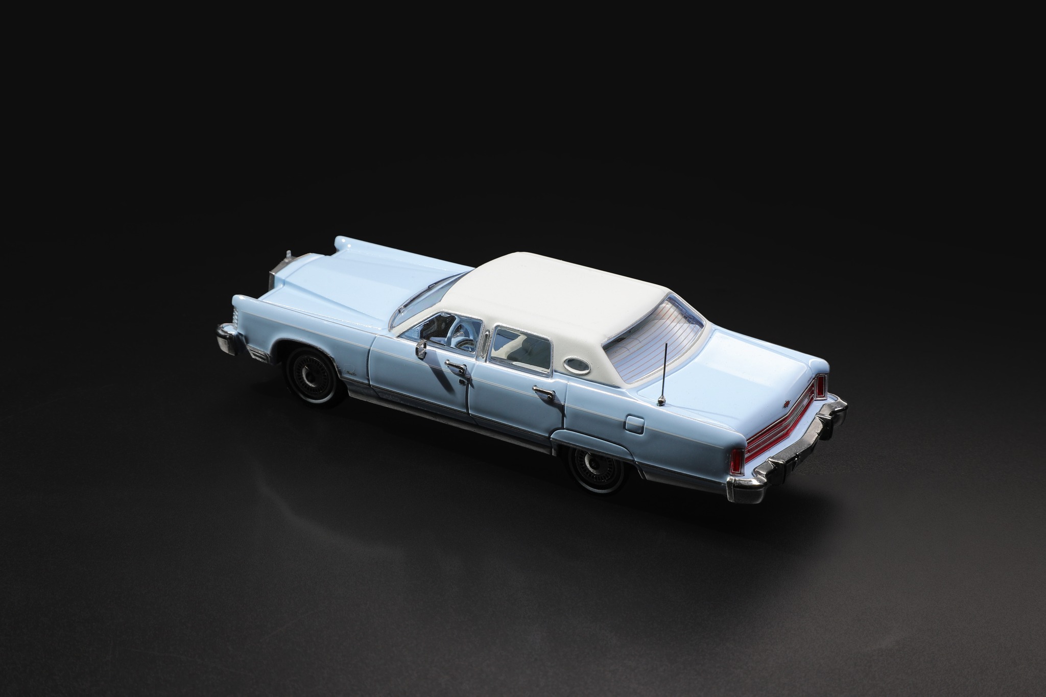 Lincoln Continental 1979 light blue/white 1:64 SunStar
