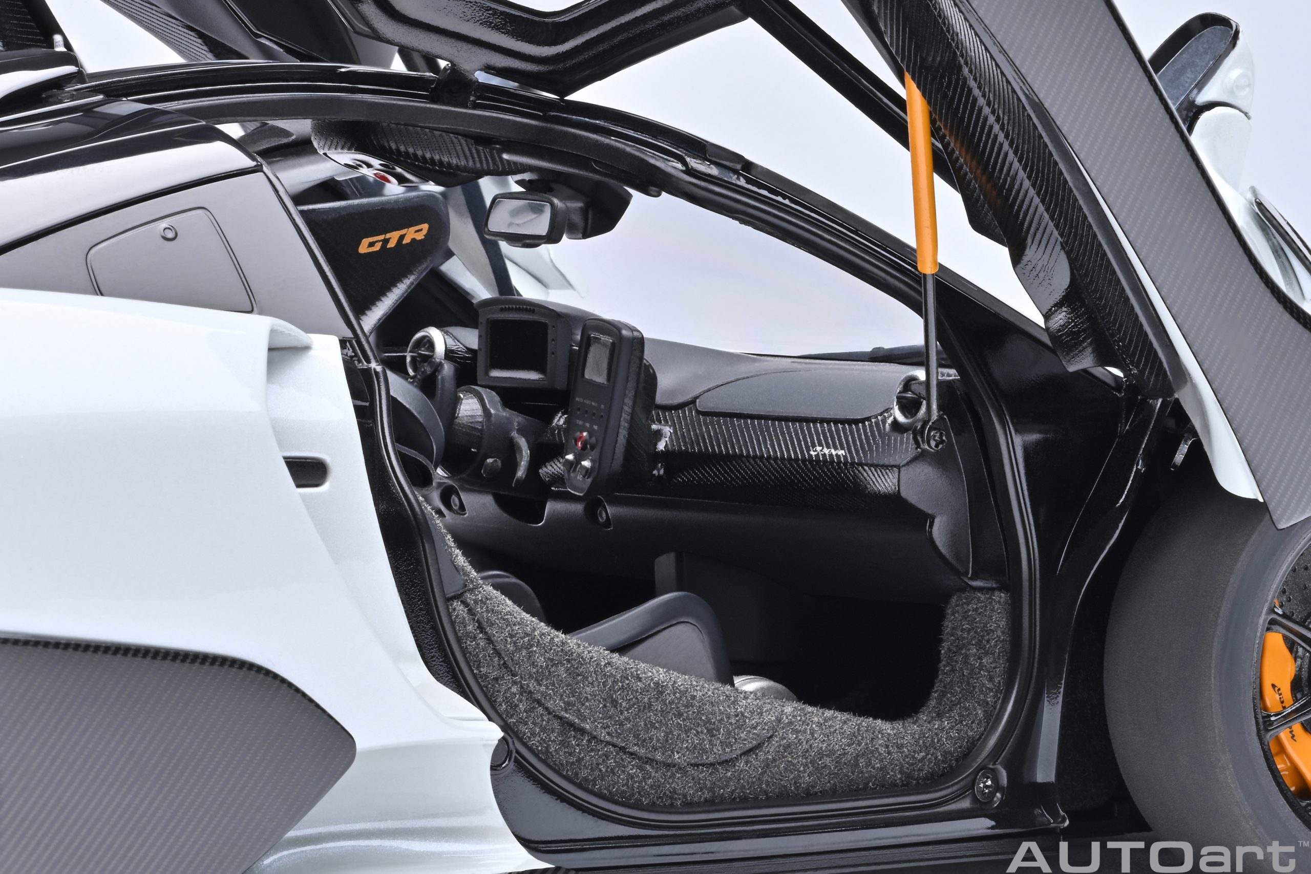 McLaren Senna GTR 2021 silica white 1:18 AUTOart