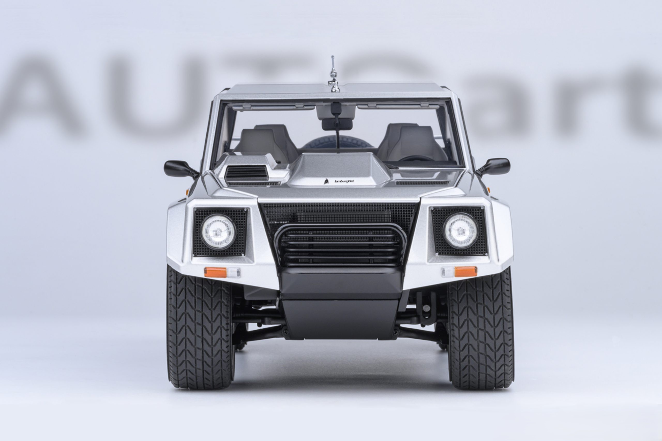 Lamborghini LM002 silver metallic 1:18 AUTOart