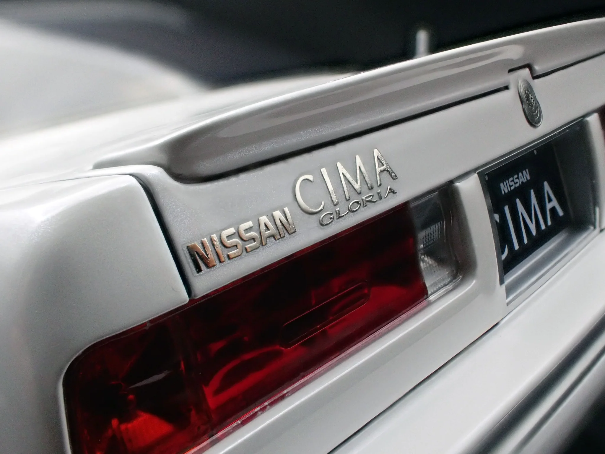 Nissan Gloria Cima Y31 pearl white 1:18 Ignition Model