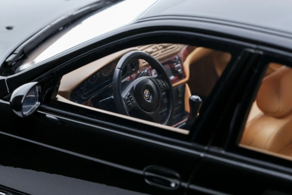 BMW E39 M5 2000 Black saphire metallic 1:18 OttOmobile