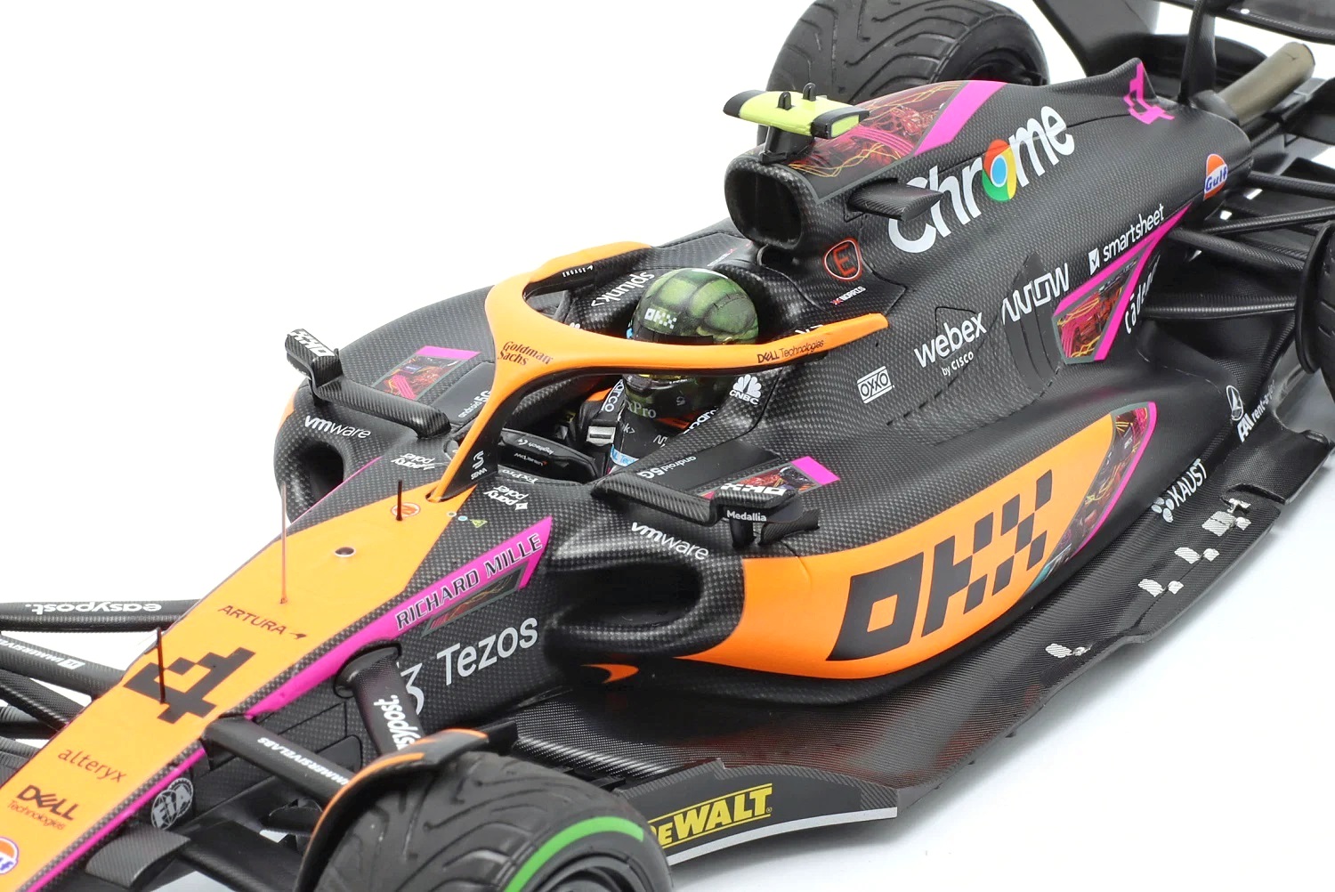 McLaren F1 Team MCL36 #4 L.Norris Singapore GP 2022 1:18 Minichamps 