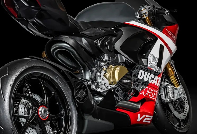 Ducati Panigale V2 Superquadro Final Edition Model Kit 1:4 Pocher