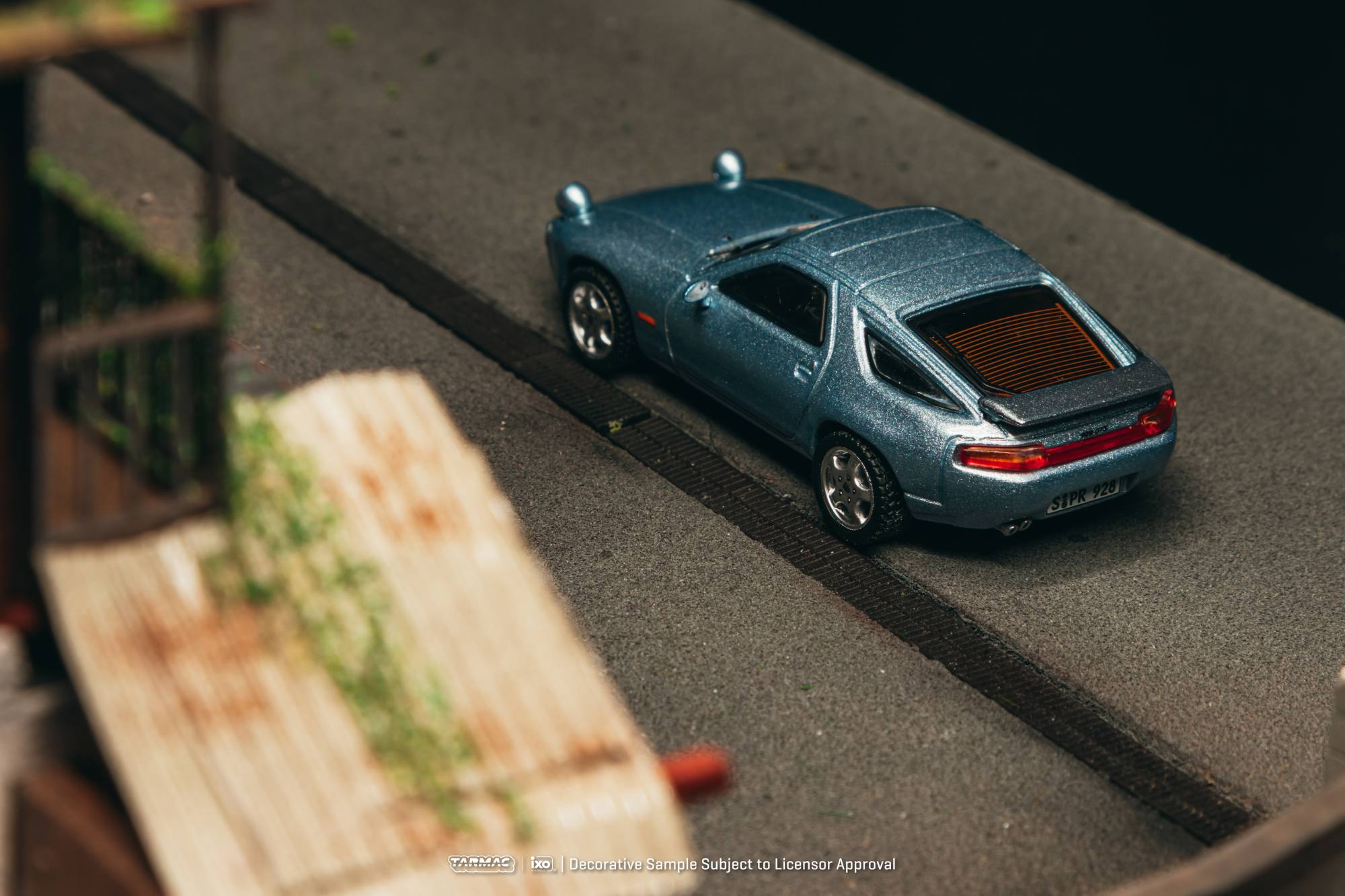 Porsche 928 GTS 1992 blue metallic 1:64 Tarmac