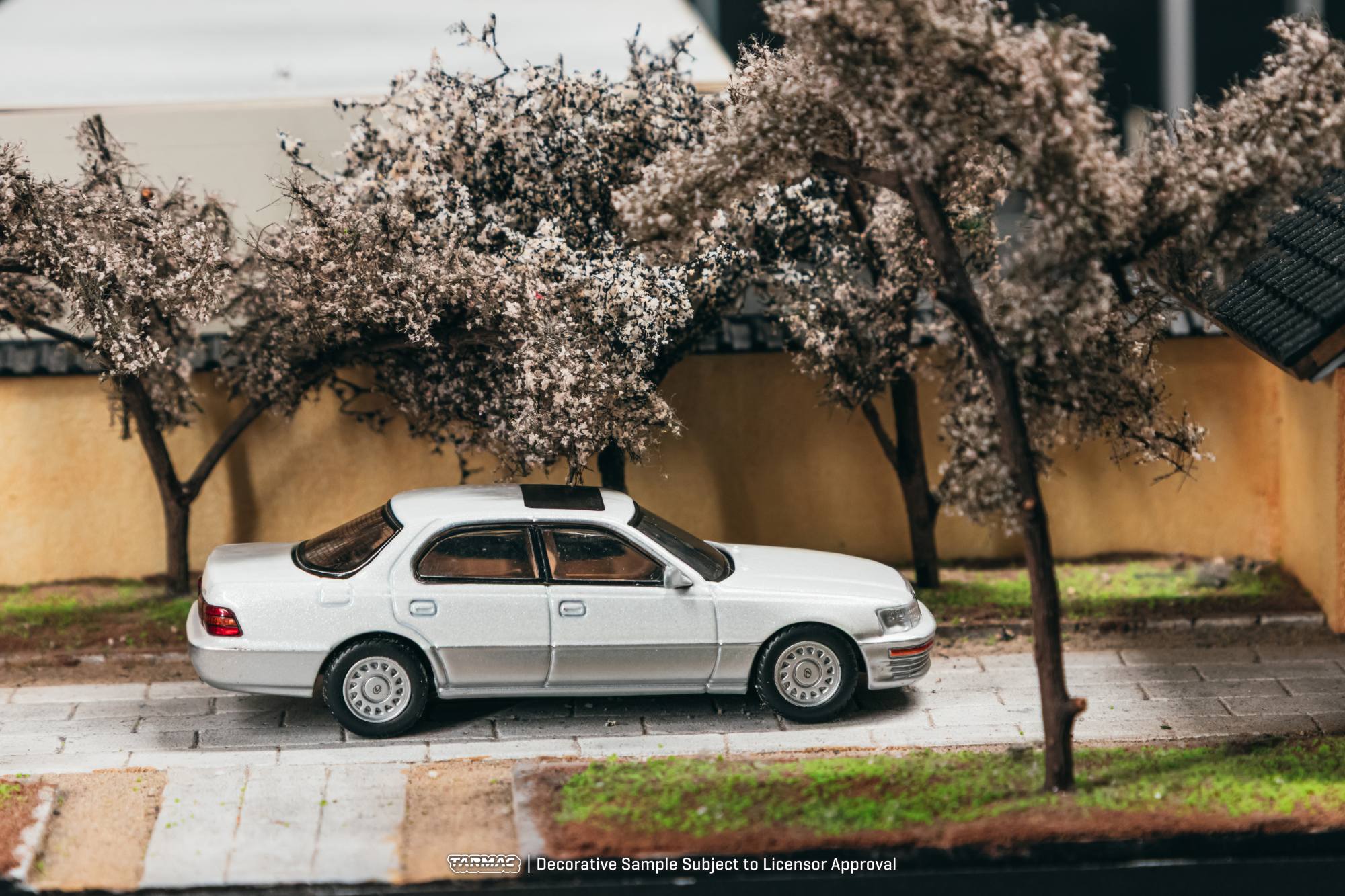 Lexus LS400 (UCF10) 2001 pearl white 1:64 Tarmac