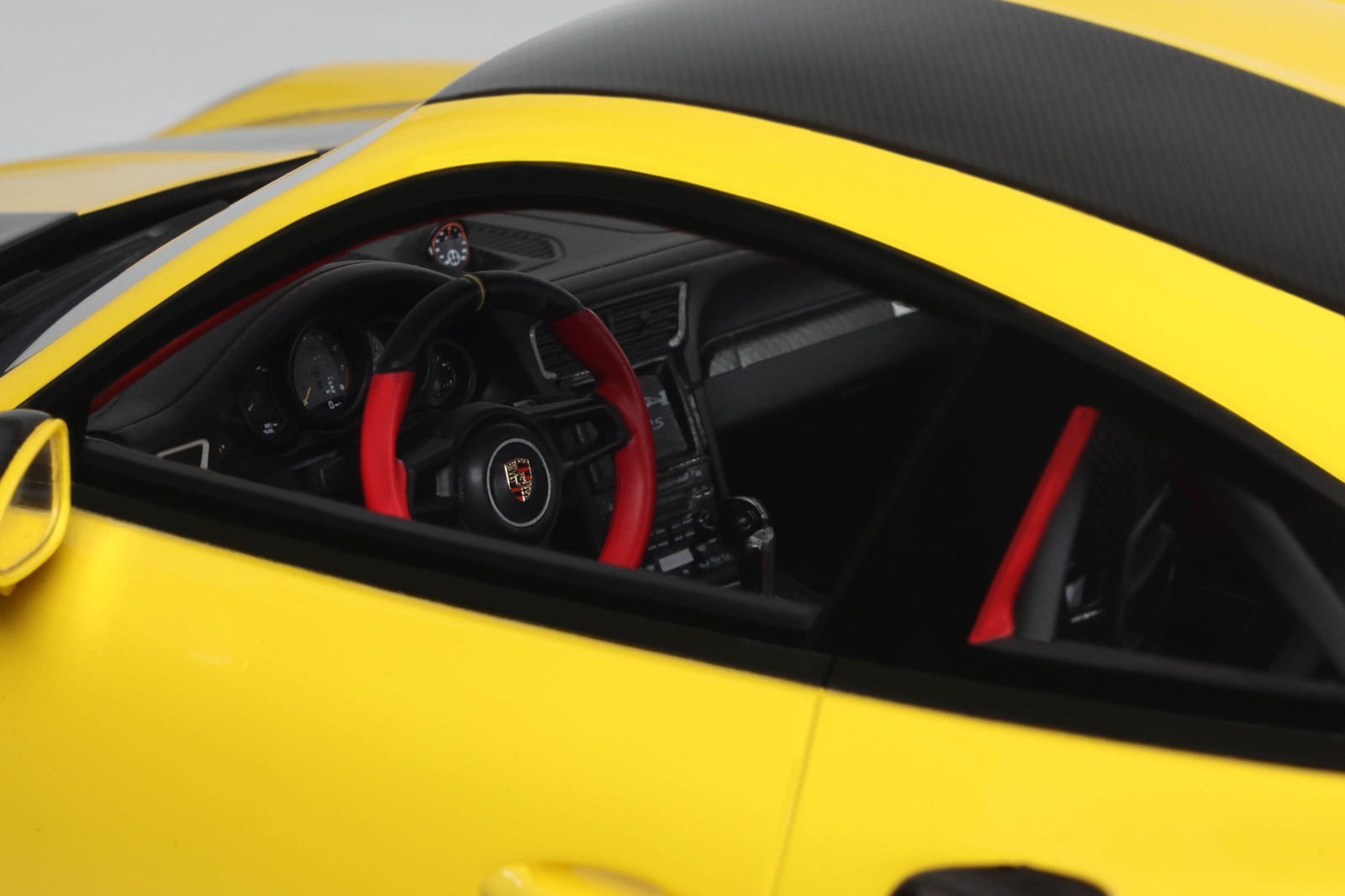 Porsche 911 (991.2) GT2 RS 2018 yellow 1:12 GT Spirit