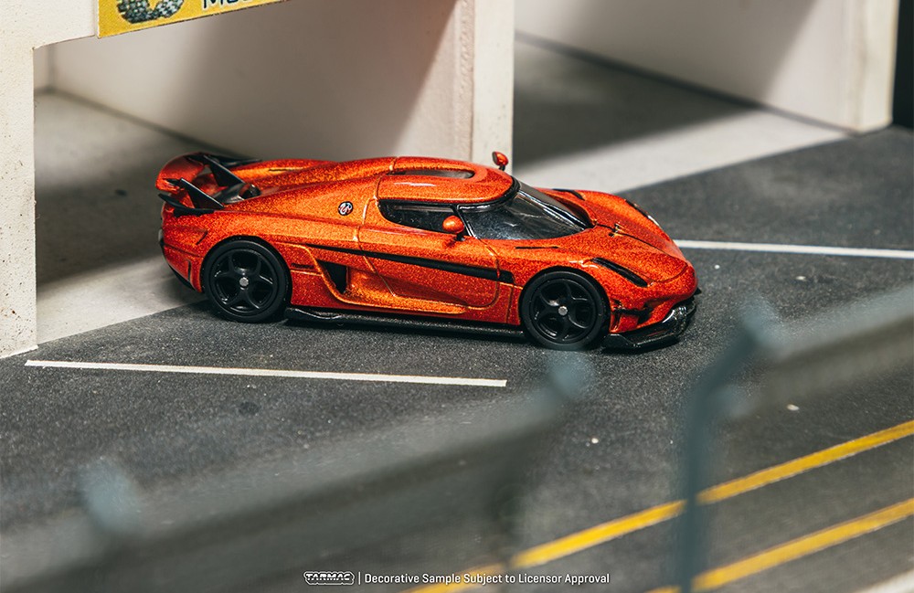 Koenigsegg Regera orange metallic/black stripes 1:64 Tarmac