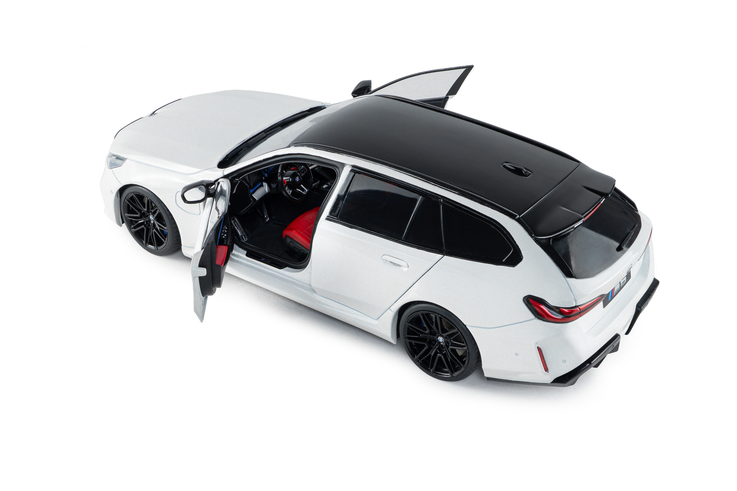 BMW M5 Touring 2025 Alpine white solid 1:18 Solido