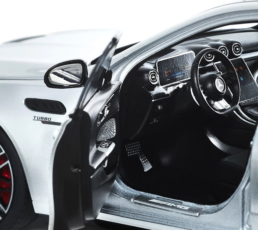 Mercedes-AMG C 63 S E Performance hightech silver 1:18 NZG