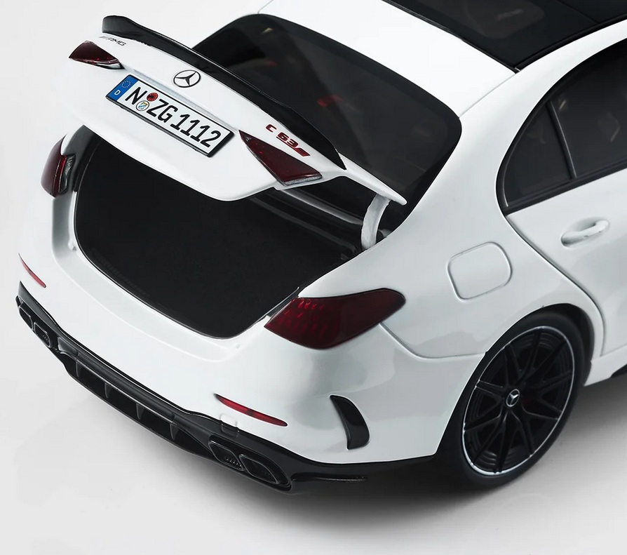 Mercedes-AMG C 63 S E Performance opalith white 1:18 NZG