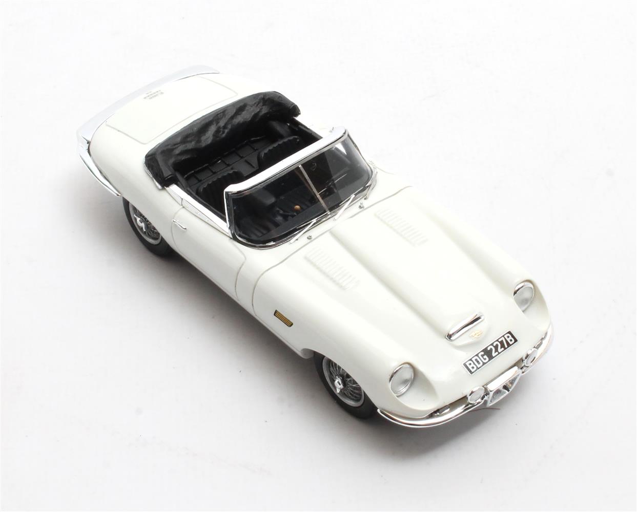Jaguar E-Type Frua Roadster Open 1964 Wedding with 2 Figurines 1:43 Matrix Scale Models