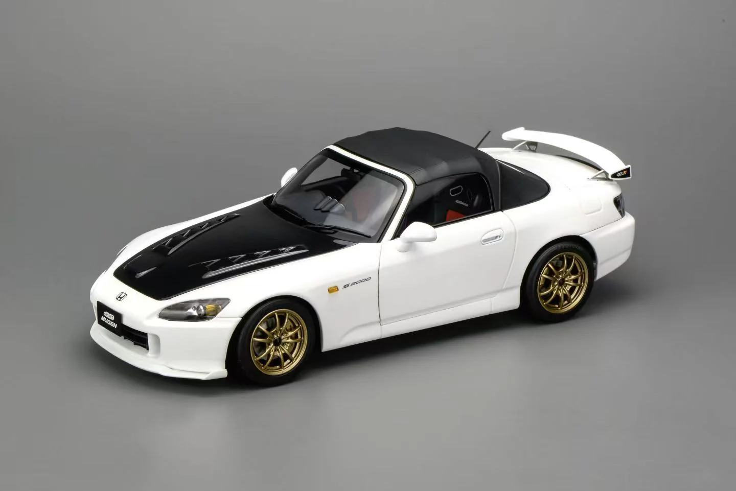 Honda S2000 Spider Hard-Top Mugen 2001 white pearl/carbon 1:18 Motorhelix