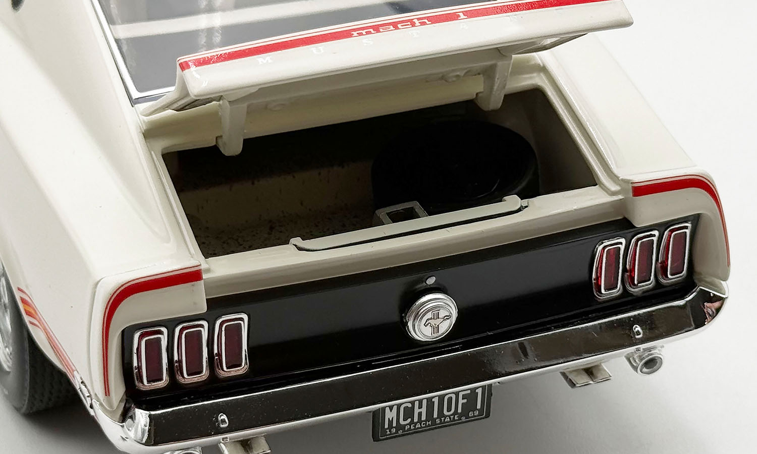 Ford Mustang 428 Cobra Jet 1969 white 1:18 Acme Diecast