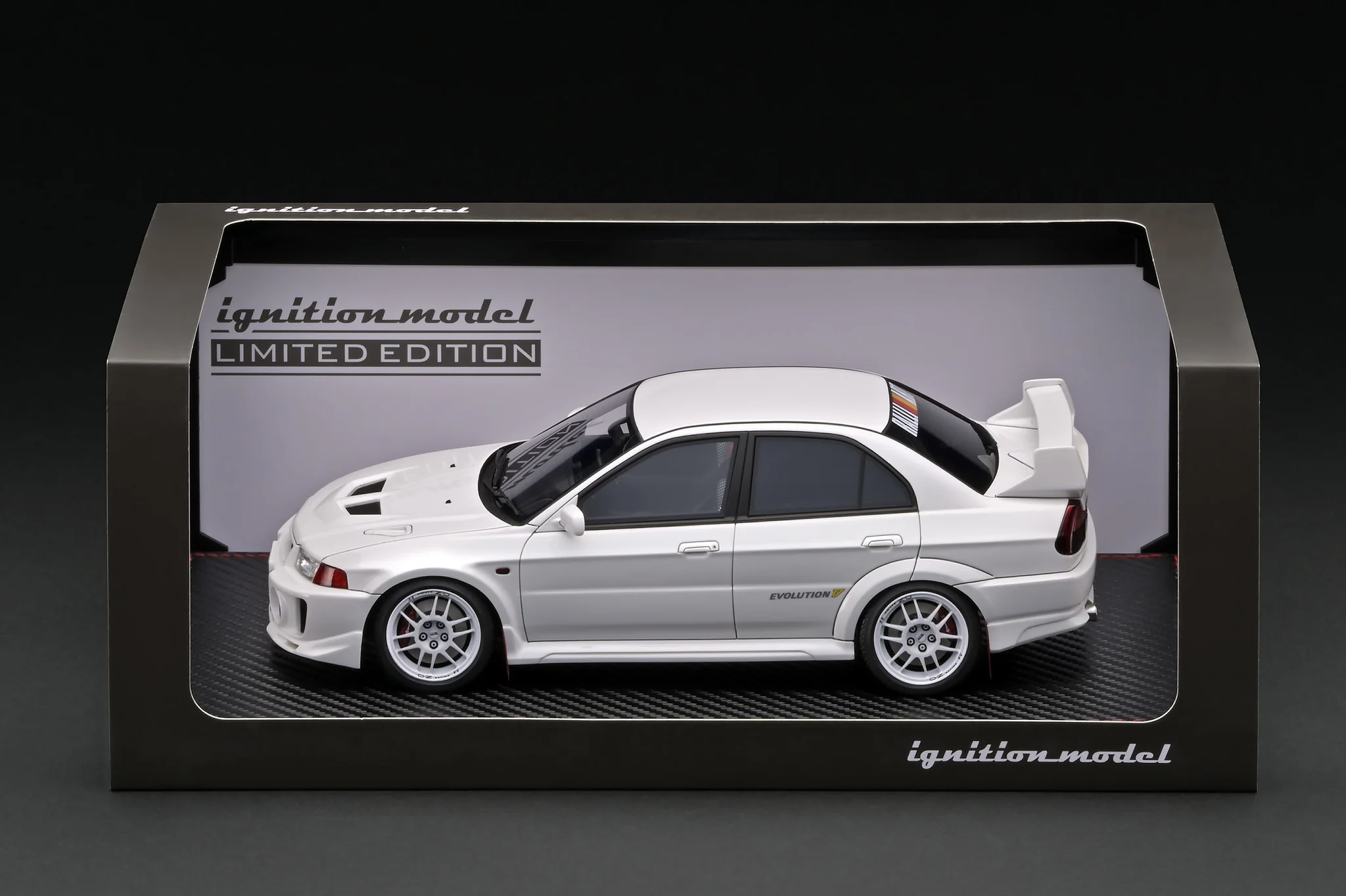Mitsubishi Lancer Evolution V CP9A with 4G63 Engine white 1:18 Ignition Model