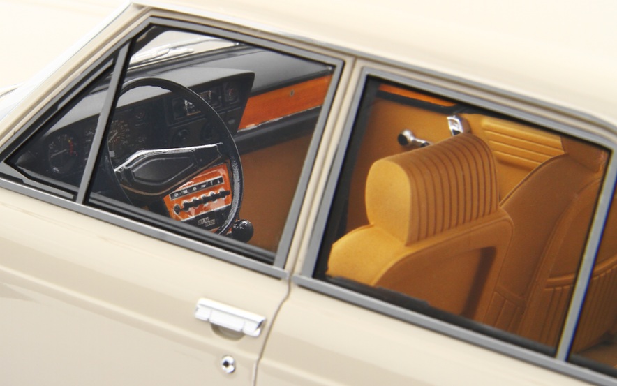 Fiat 130 Berlina 1971 ivory 1:18 Laudoracing Model