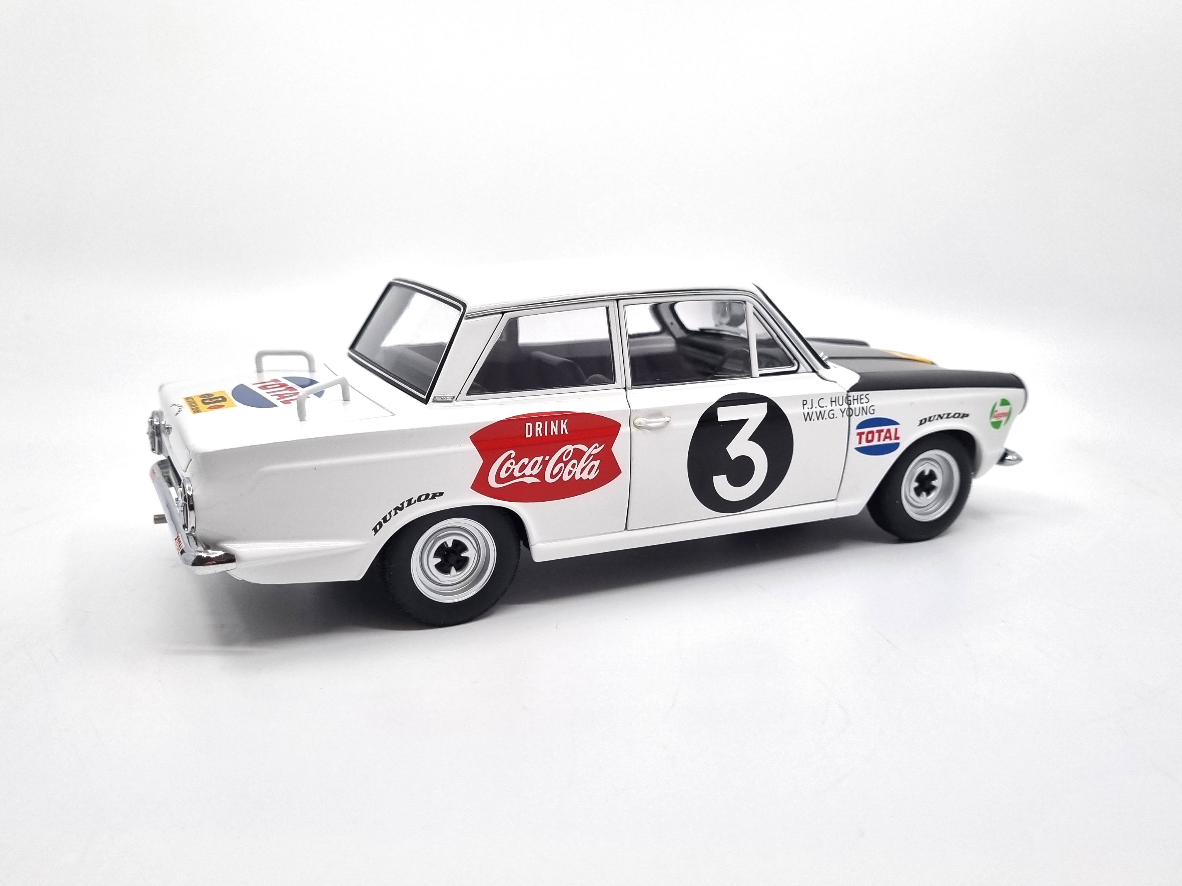 Lotus Cortina MK I #3 Huges/Young Rally Safari 1964 1:18 AUTOart