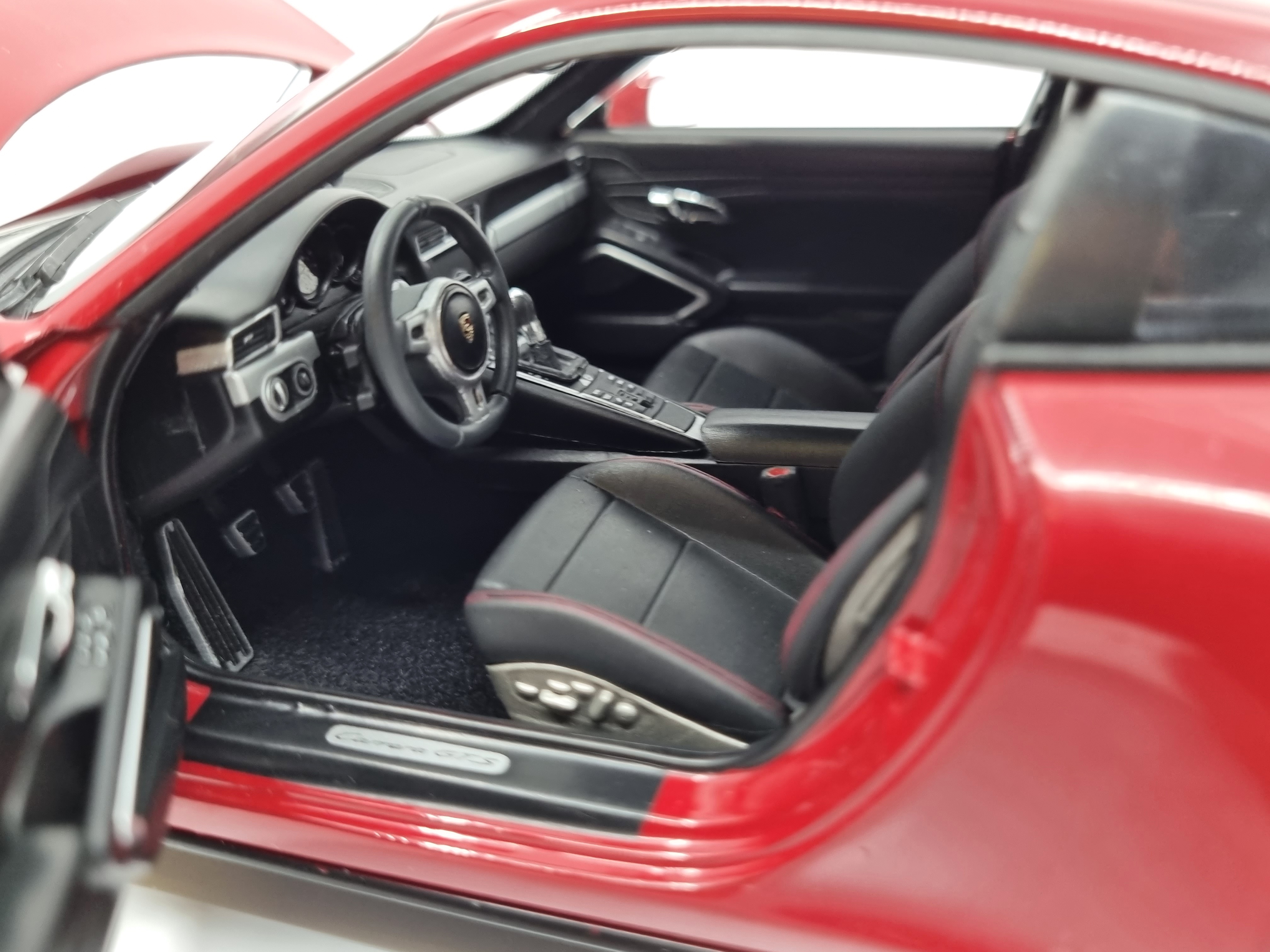 Porsche 911 GTS 1:18 Schuco