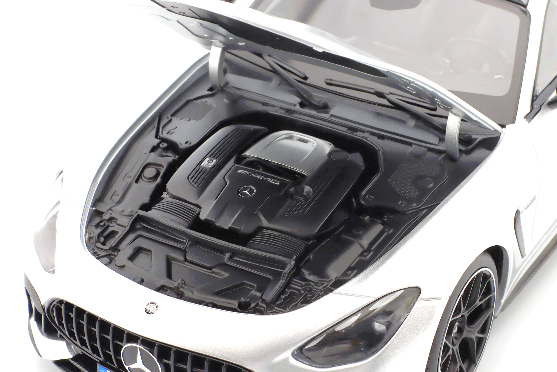 Mercedes-AMG GT 63 Pro 4Matic+ hightech silver metallic 1:18 NZG