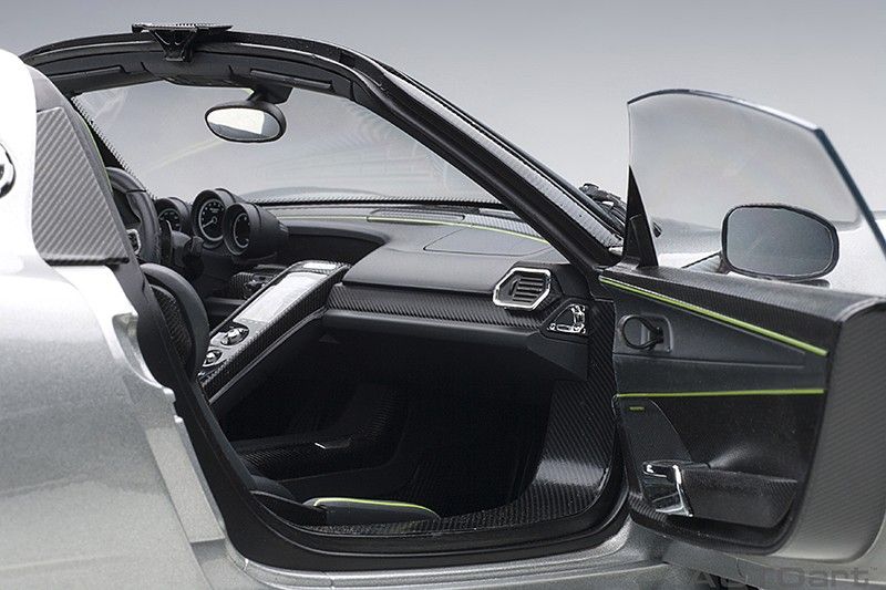 Porsche 918 Spyder Weissach Package silver metallic 1:12 AUTOArt