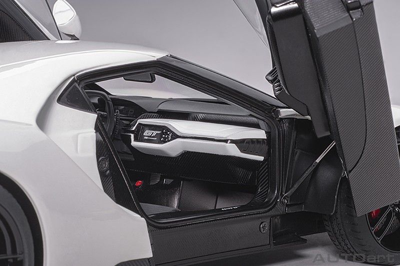 Ford GT 2017 frozen white 1:18 AUTOart