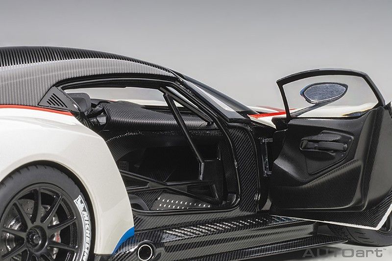 Aston Martin Vulcan stratus white/blue&red stripes 1:18 AUTOart