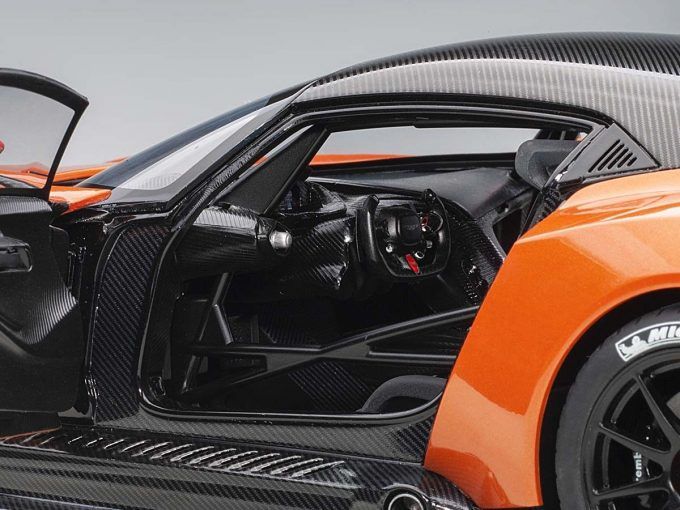 Aston Martin Vulcan madagascar orange 1:18 AUTOart