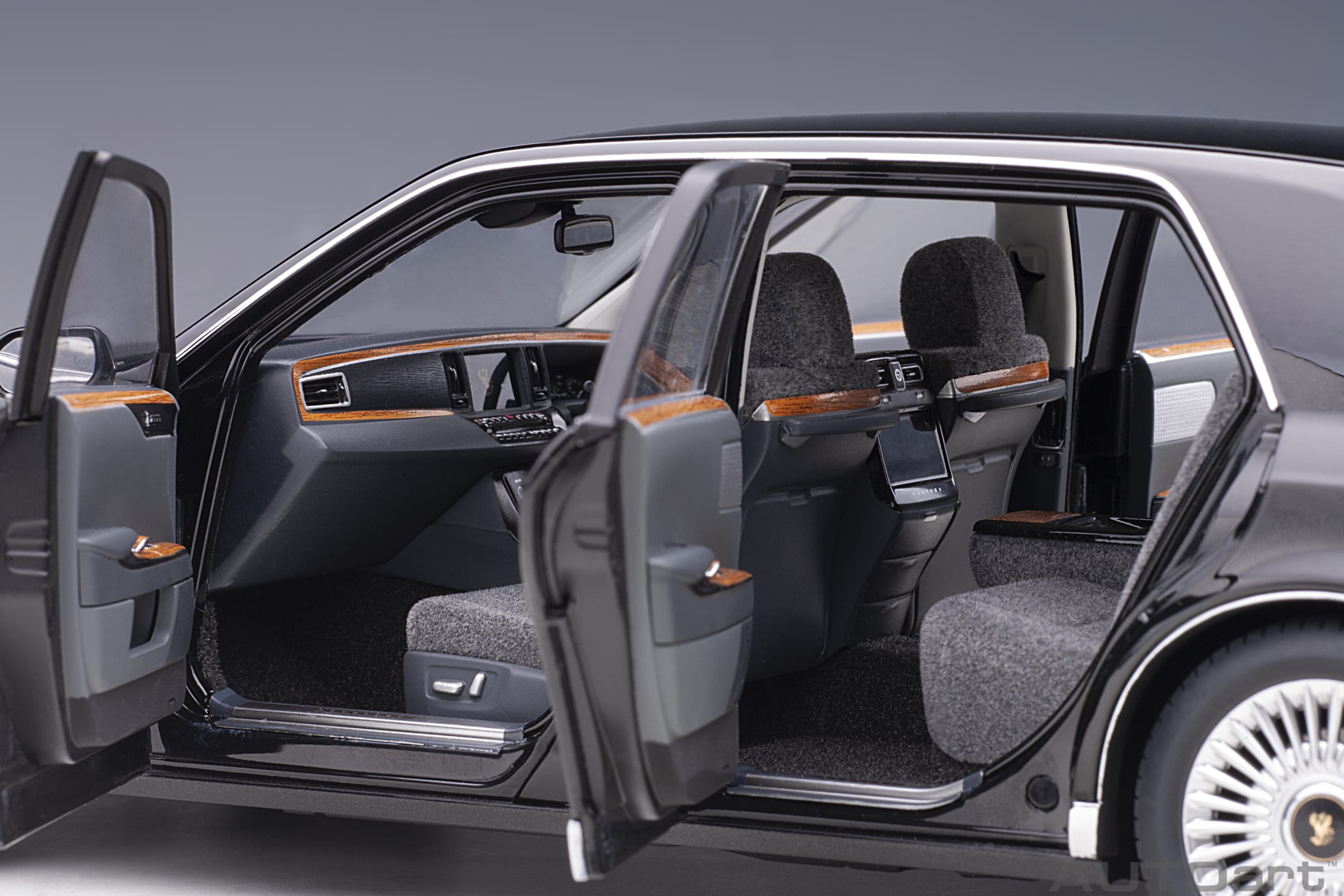 Toyota Century 2018 black 1:18 AUTOart