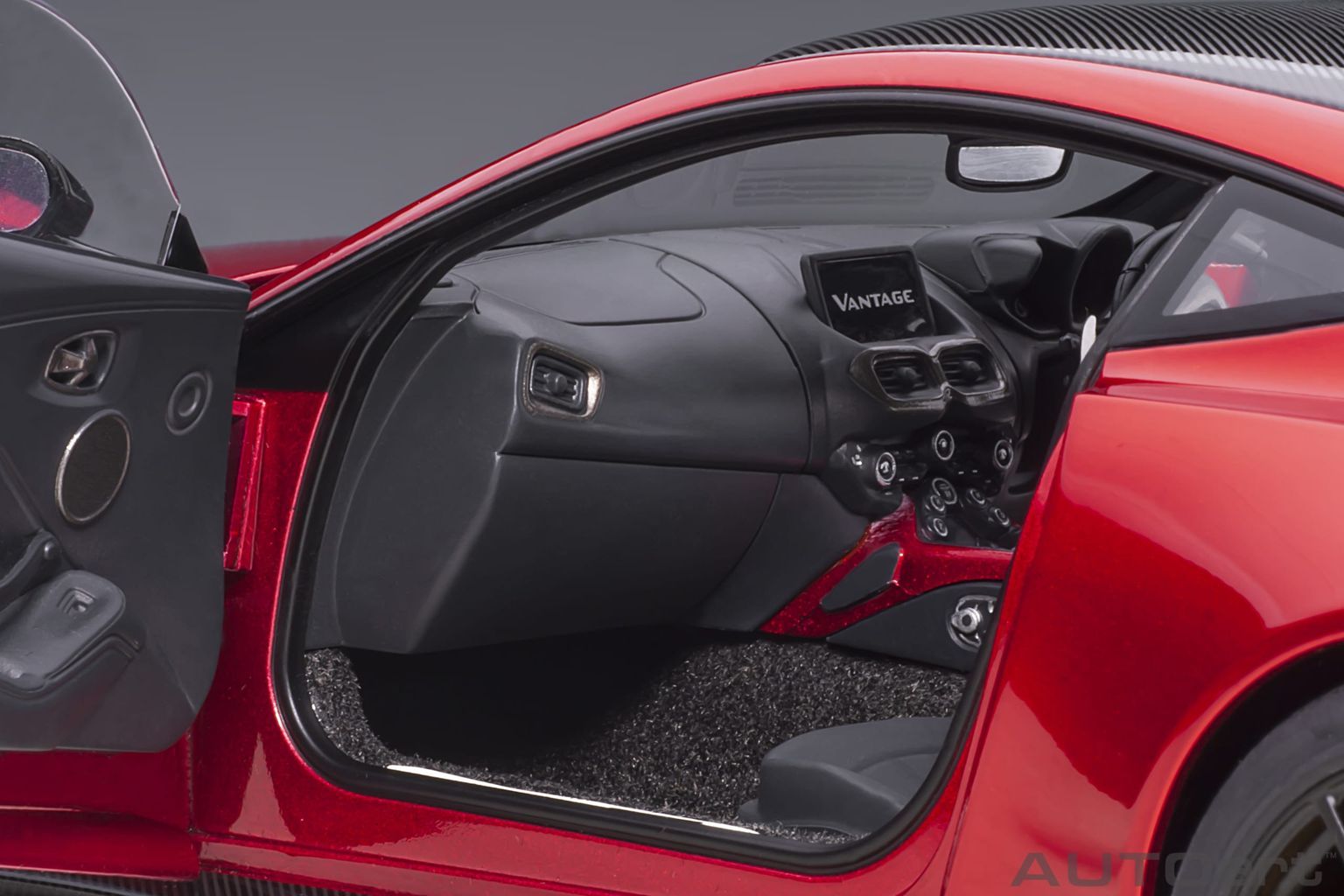 Aston Martin Vantage 2019 hyper red 1:18 AUTOart
