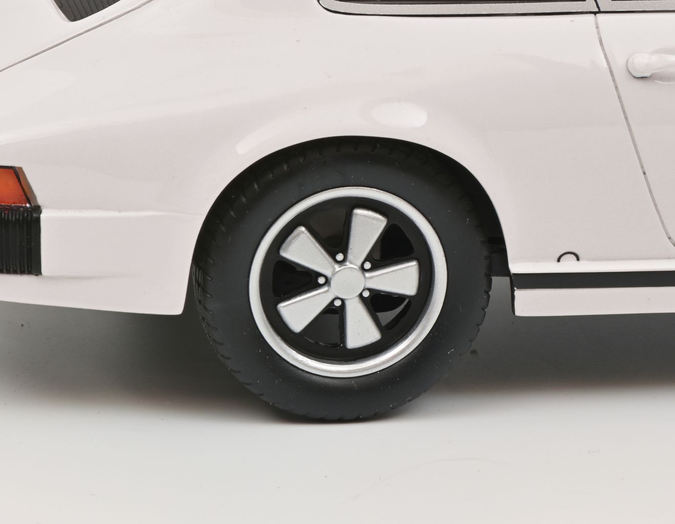 Porsche 911 Coupé white/black 1:18 Schuco