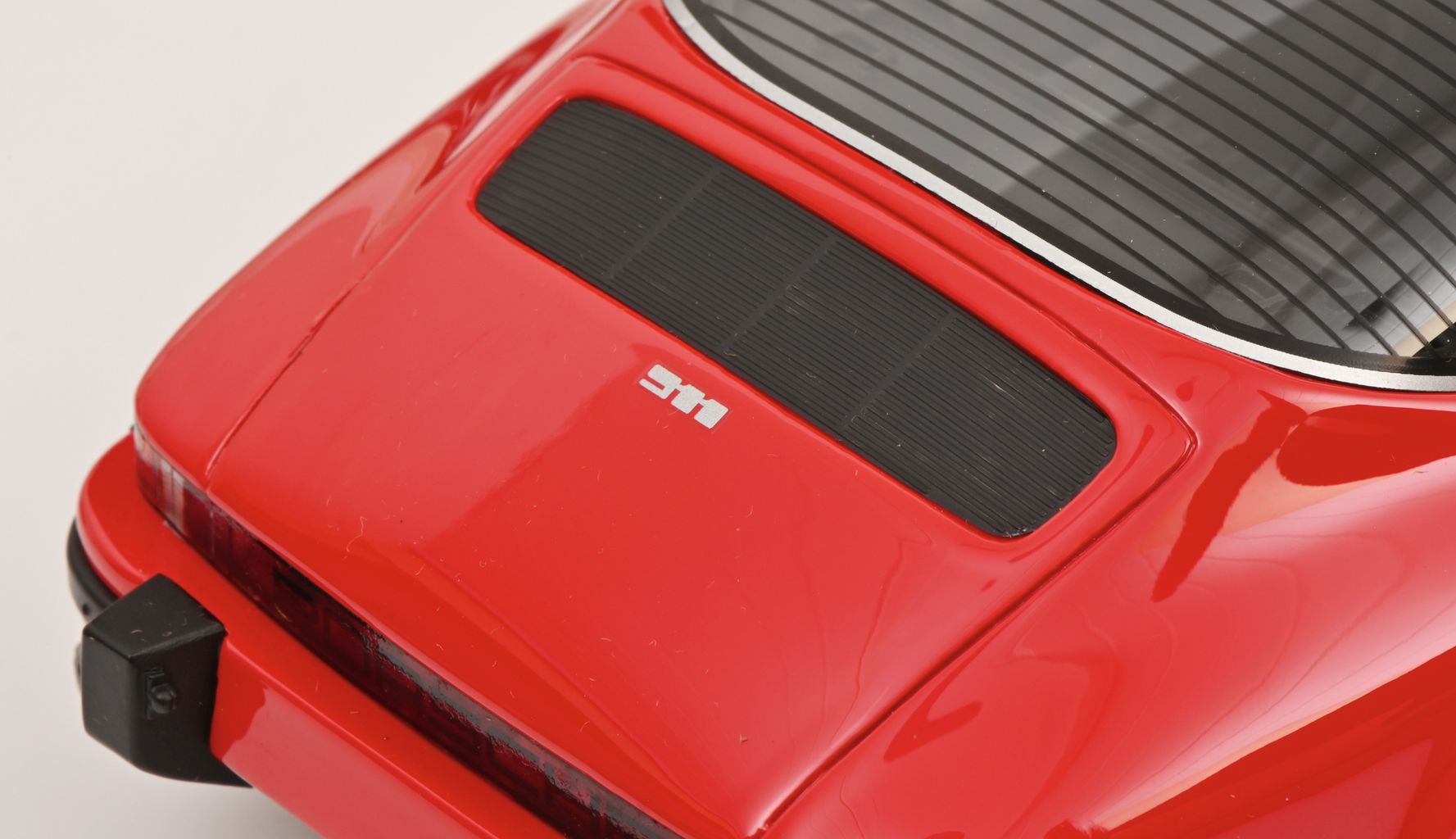 Porsche 911 Targa 1977 guards red/black 1:18 Schuco