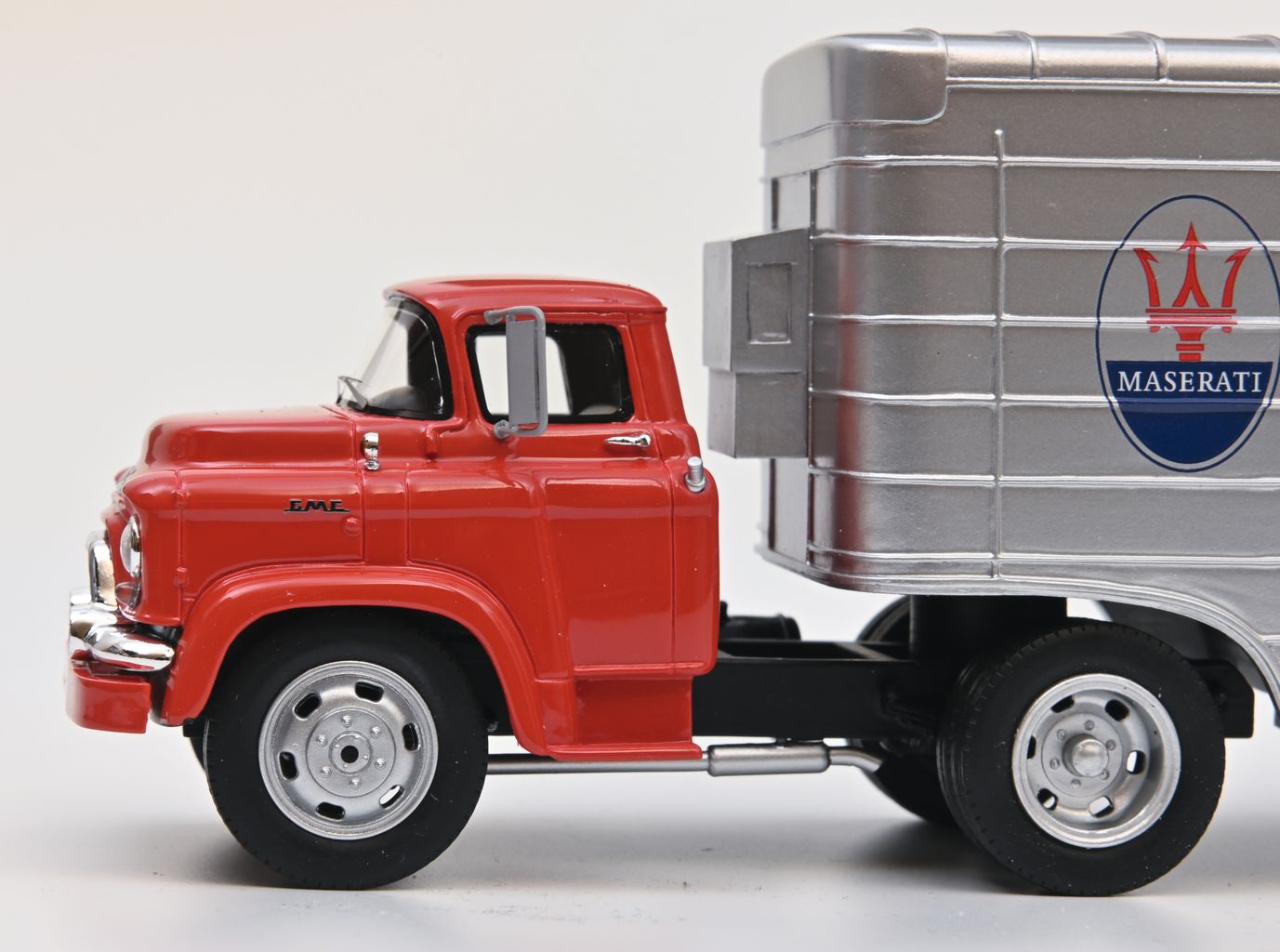 Racecar Transporter *John Edgar Racing* Maserati 1:43 Schuco