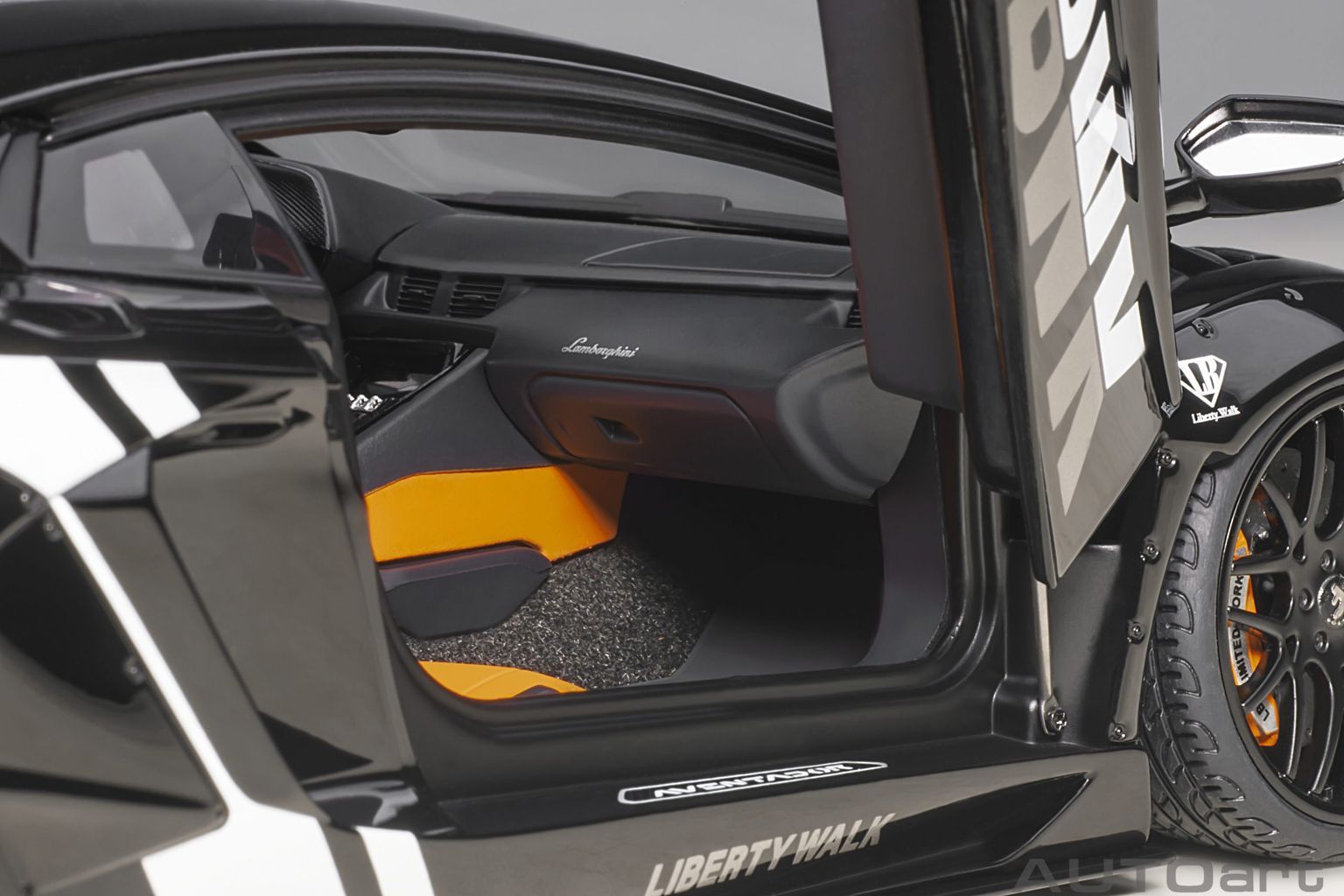 Liberty Walk Lb-Works Lamborghini Aventador Limited Edition LBWK livery 1:18 AUTOart