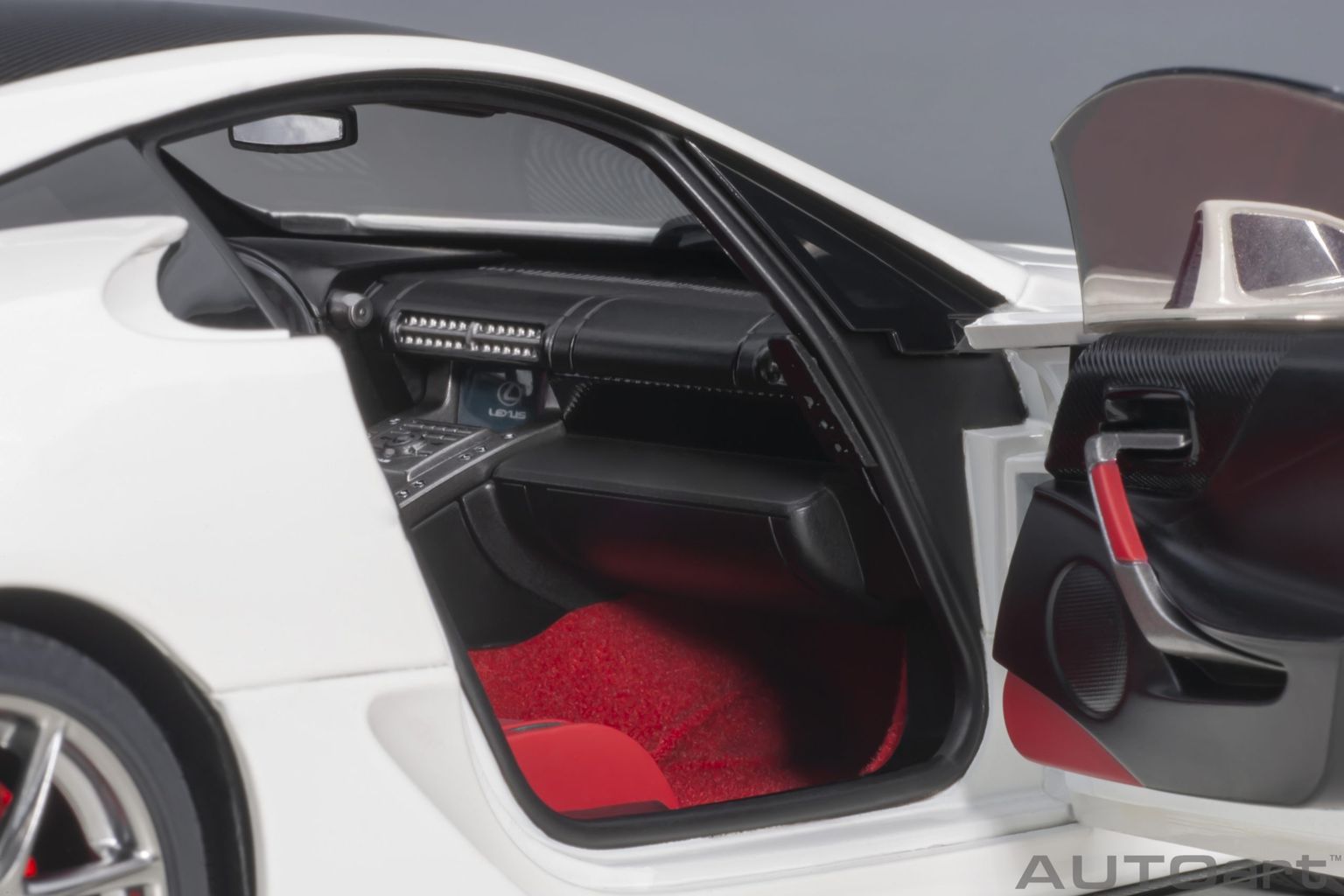 Lexus LFA 2010 whitest white/carbon black 1:18 AUTOart
