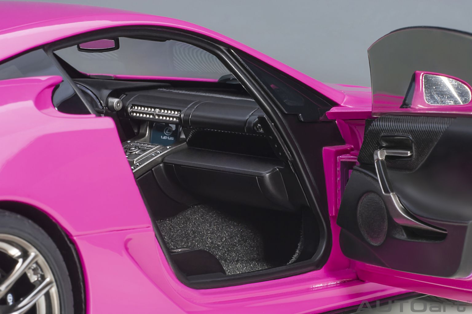 Lexus LFA 2010 passionate pink 1:18 AUTOart