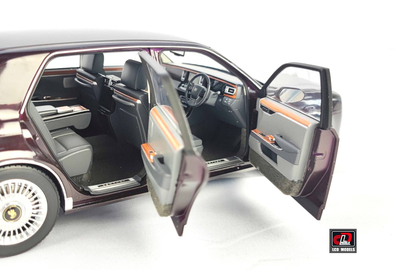 Toyota Century 2022 brown 1:18 LCD Model