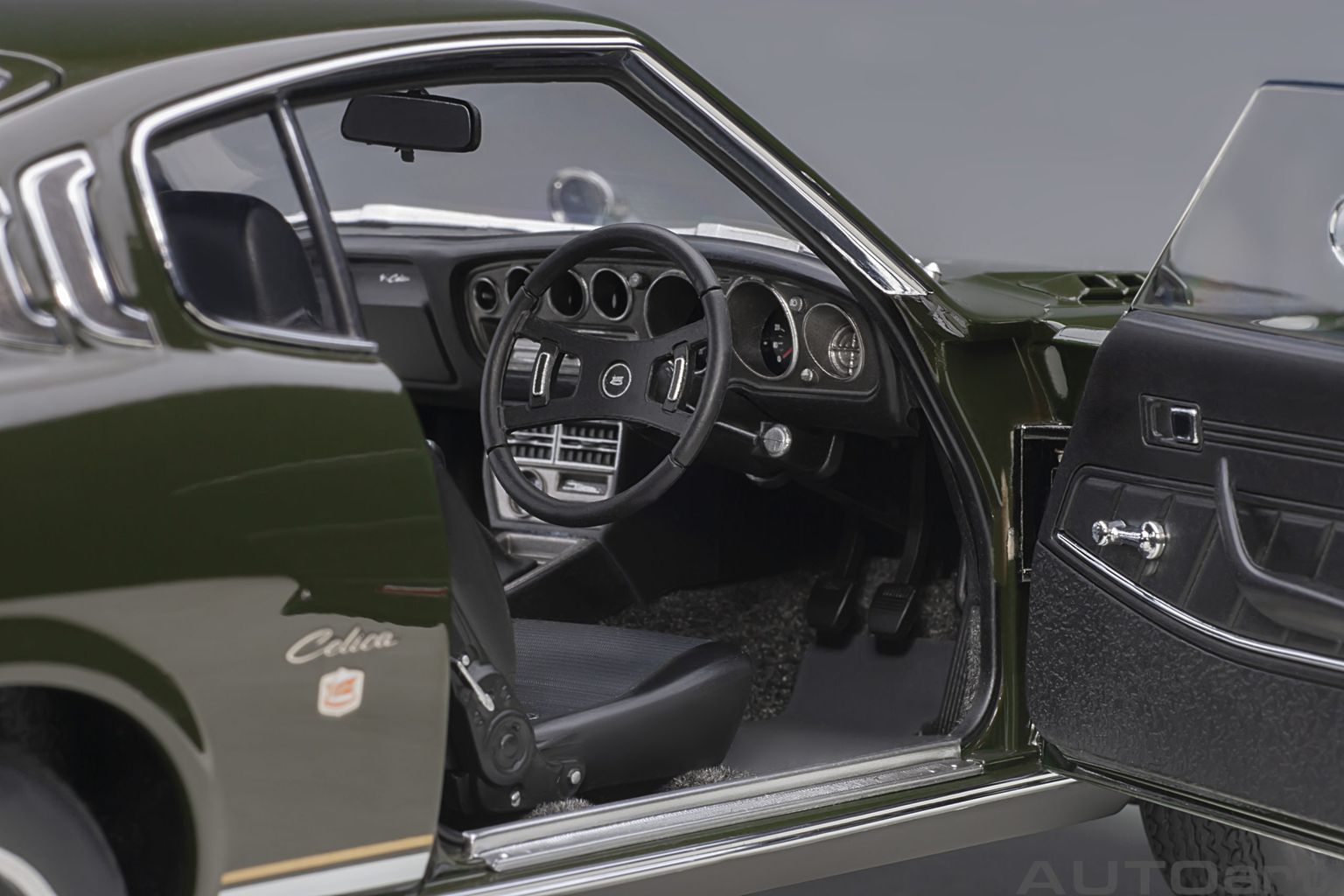 Toyota Celica Liftback 2000GT (RA25) 1973 moss green 1:18 AUTOart