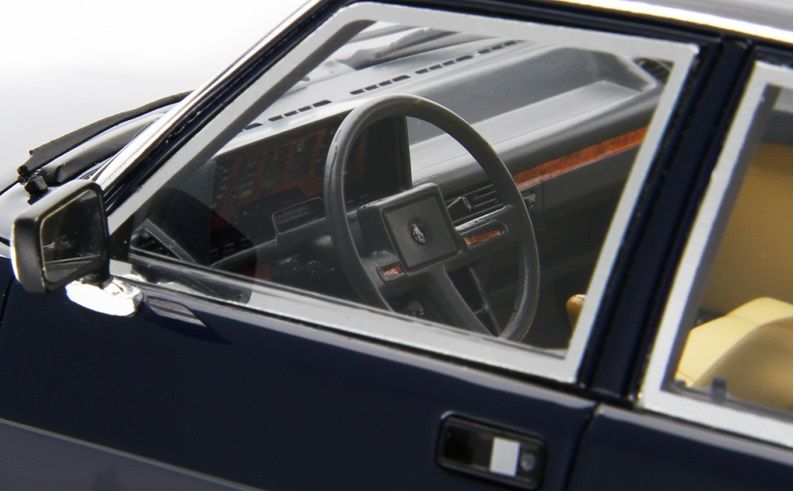 Alfa Romeo 6 2.5 1979 dark blue 1:18 Laudoracing Model