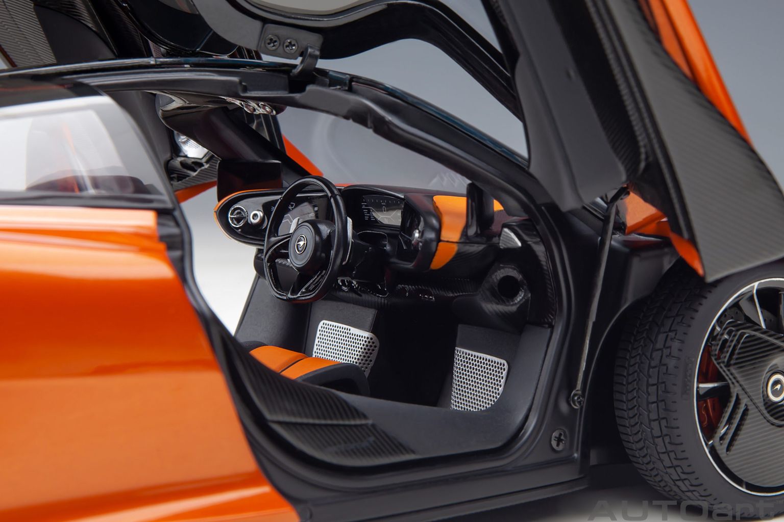 McLaren Speedtail volcano orange 1:18 AUTOart