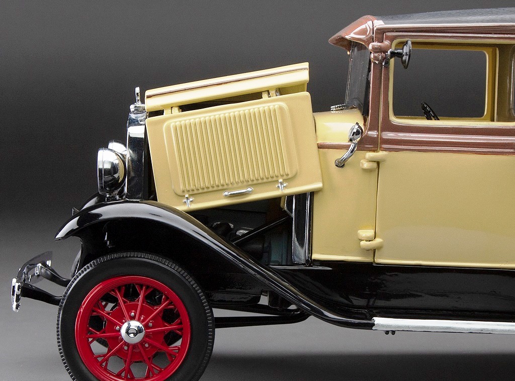 Ford Model A Tudor 1931 light yellow/brown 1:18 Sun Star