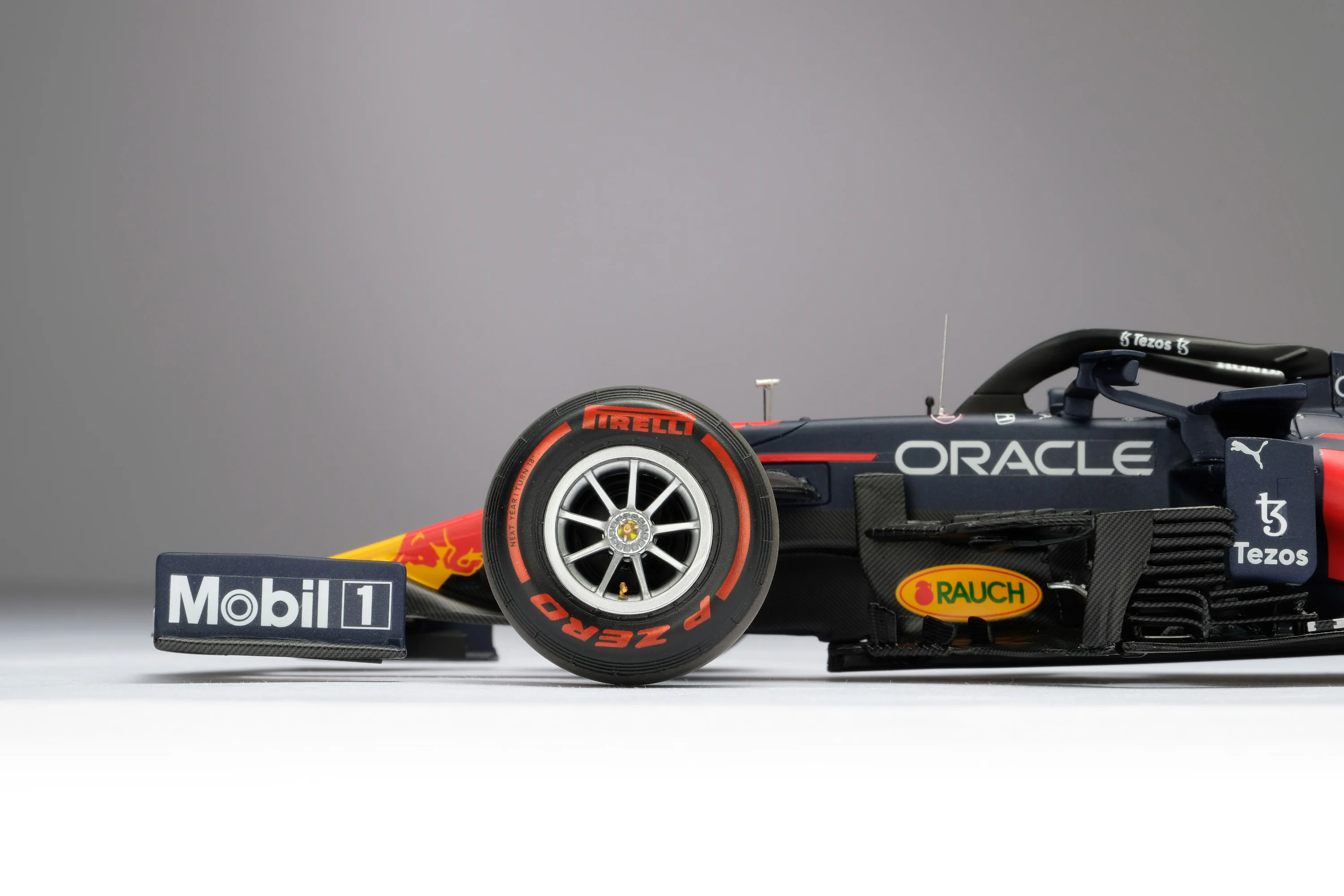 Red Bull Racing Honda RB16B #33 M.Verstappen GP Abu Dhabi 2021 World Champion 1:18 Amalgam