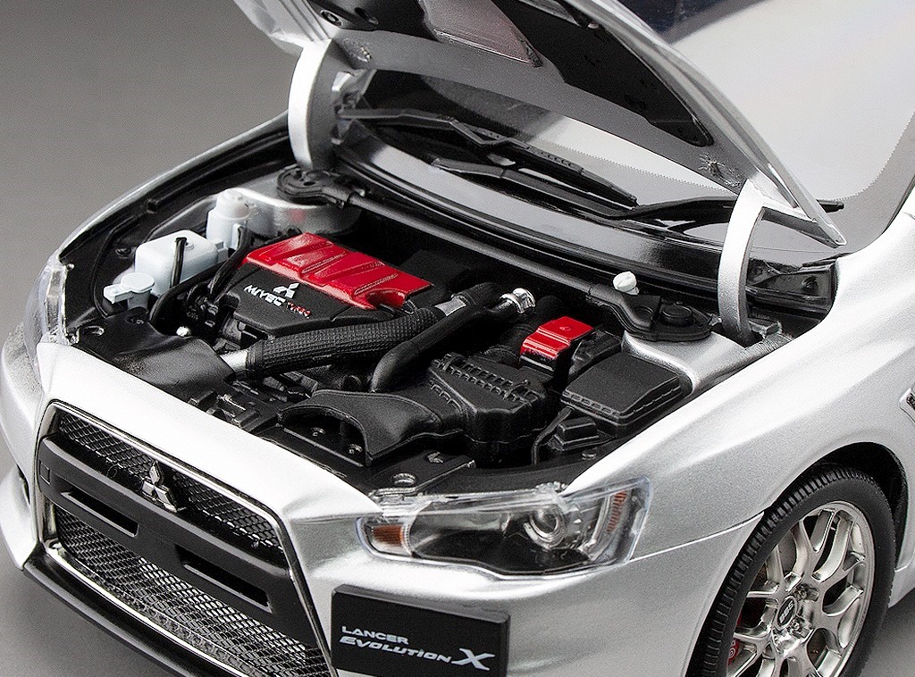 Mitsubishi Lancer Evolution X silver 1:18 Sun Star