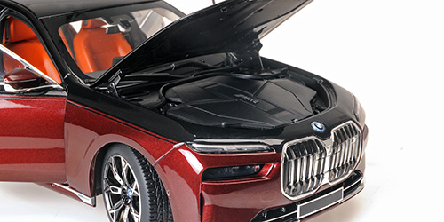 BMW i7 2022 black metallic/red 1:18 Minichamps