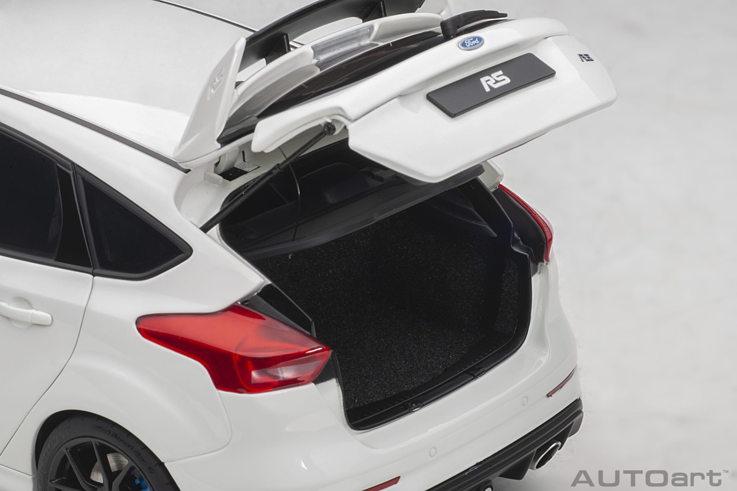 Ford Focus RS 2016 white 1:18 AUTOart