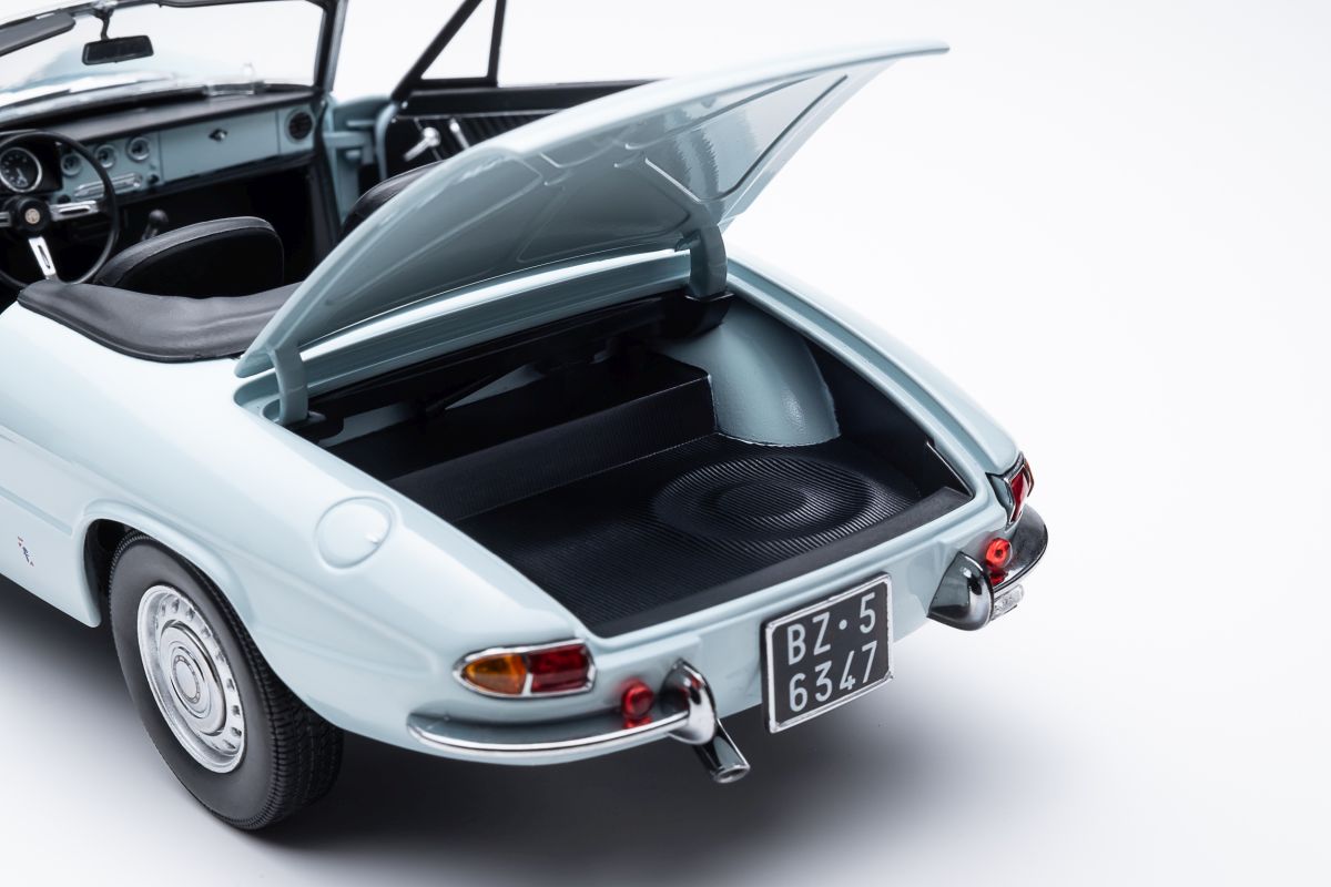 Alfa Romeo 1600 Duetto Spider 1966 blu celeste AR513 1:18 Touring Modelcars