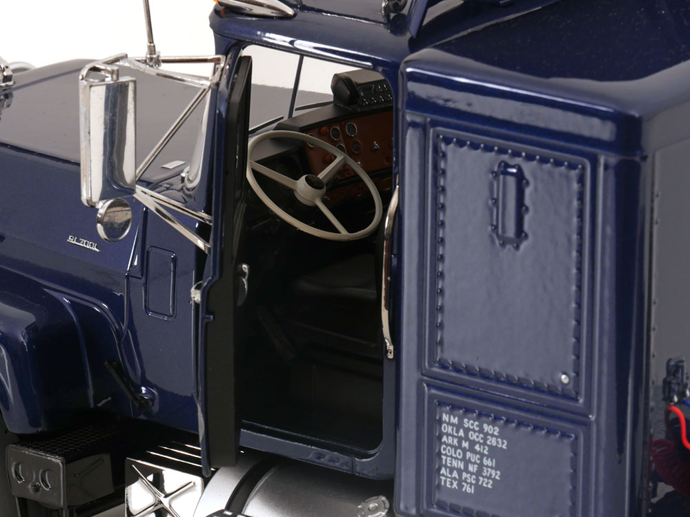 Mack RL700L 1974 blue metallic 1:18 Road Kings