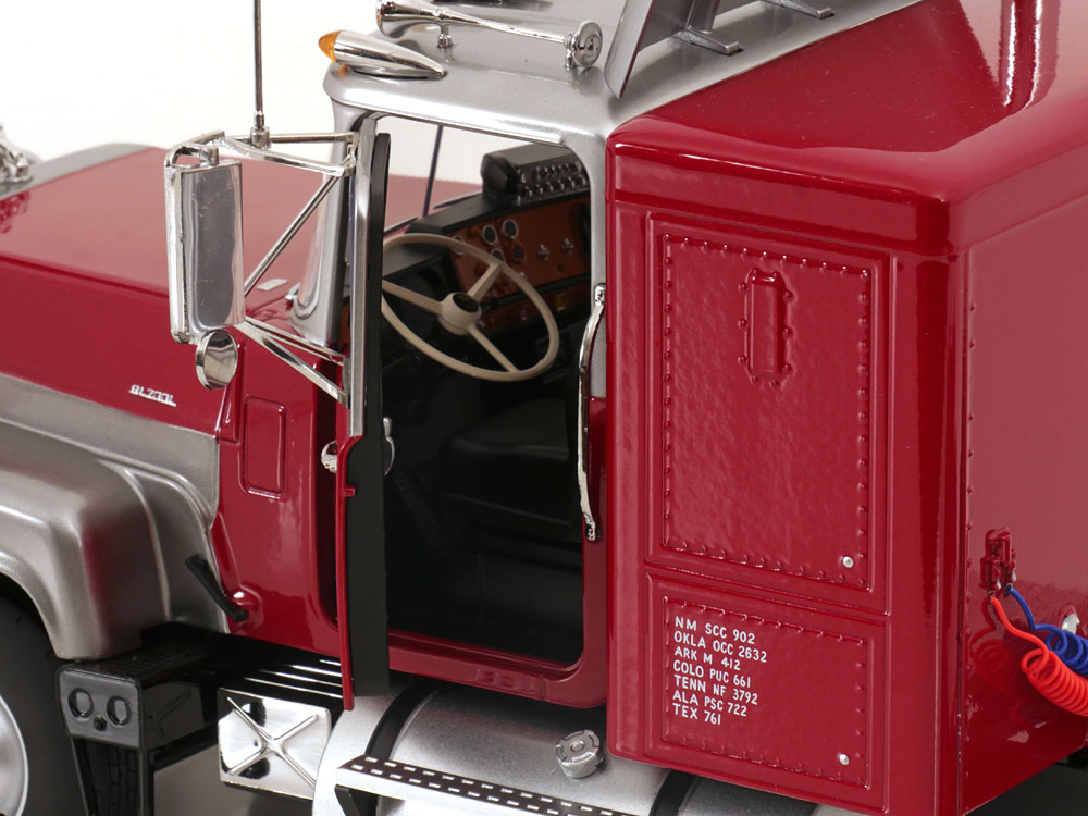 Mack RL700L 1974 red metallic/silver 1:18 Road Kings