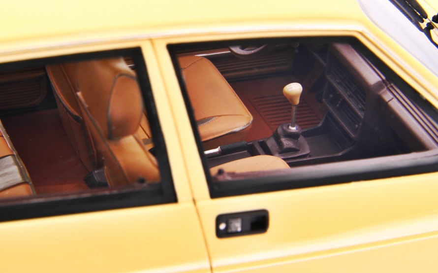 Alfa Romeo Giulietta 1.6 - 1.8 1980 ivory 1:18 Laudoracing Model